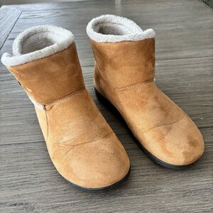 Vionic Shearling Ankle Boots - Women's 7